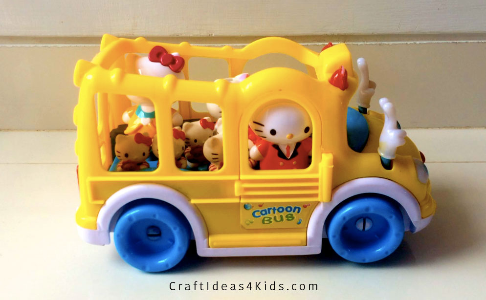 hello-kitty-and-the-school-bus